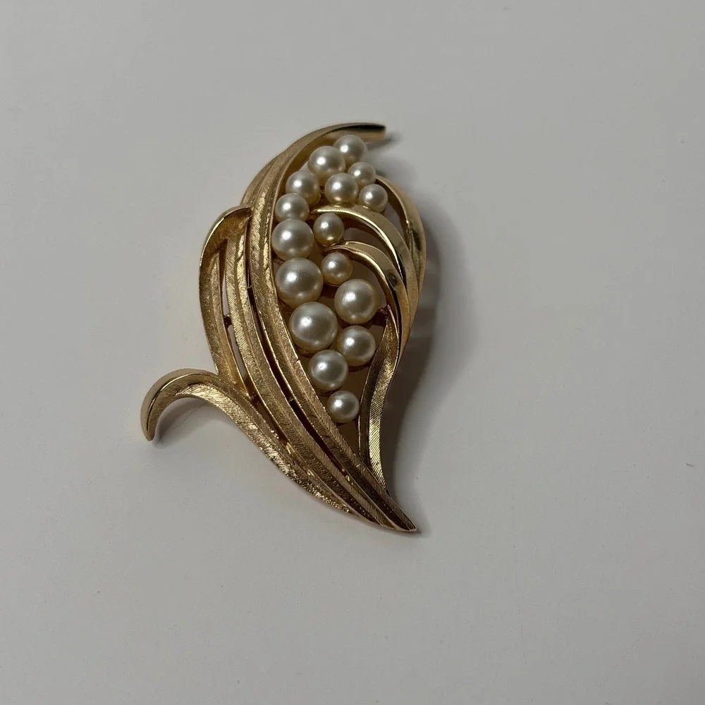 Trifari‎ Vintage Gold Tone Faux Pearl Leaf Brooch Pin Textured Mid Century MCM
